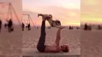 Pria ini lakukan yoga bersama anjing peliharaannya, Bruno. Mereka kompak lakukan peregangan dan gerakan yoga lain.