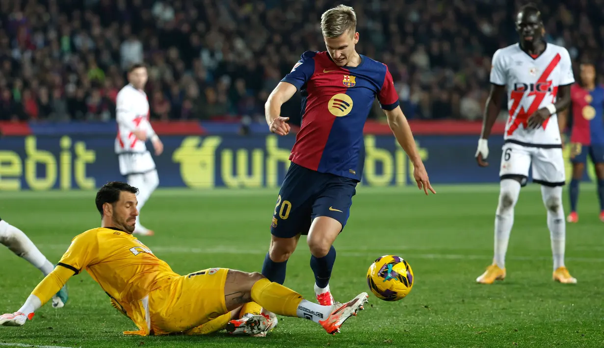 Skuad asuhan Hansi Flick kini mengoleksi 51 poin dalam 24 pertandingan. Angka mereka sebenarnya sama dengan Madrid, namun unggul selisih gol. (AP Photo/Joan Monfort)