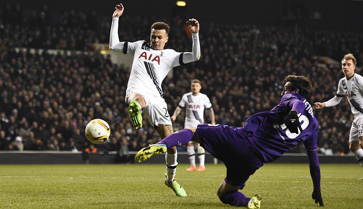 Gelandang Tottenham, Dale Alli, berebut bola dengan bek Fiorentina, Davide Astori.  Fiorentina lebih menguasai jalannya laga dengan penguasaan bola 55 persen. (Reuters/Dylan Martinez)