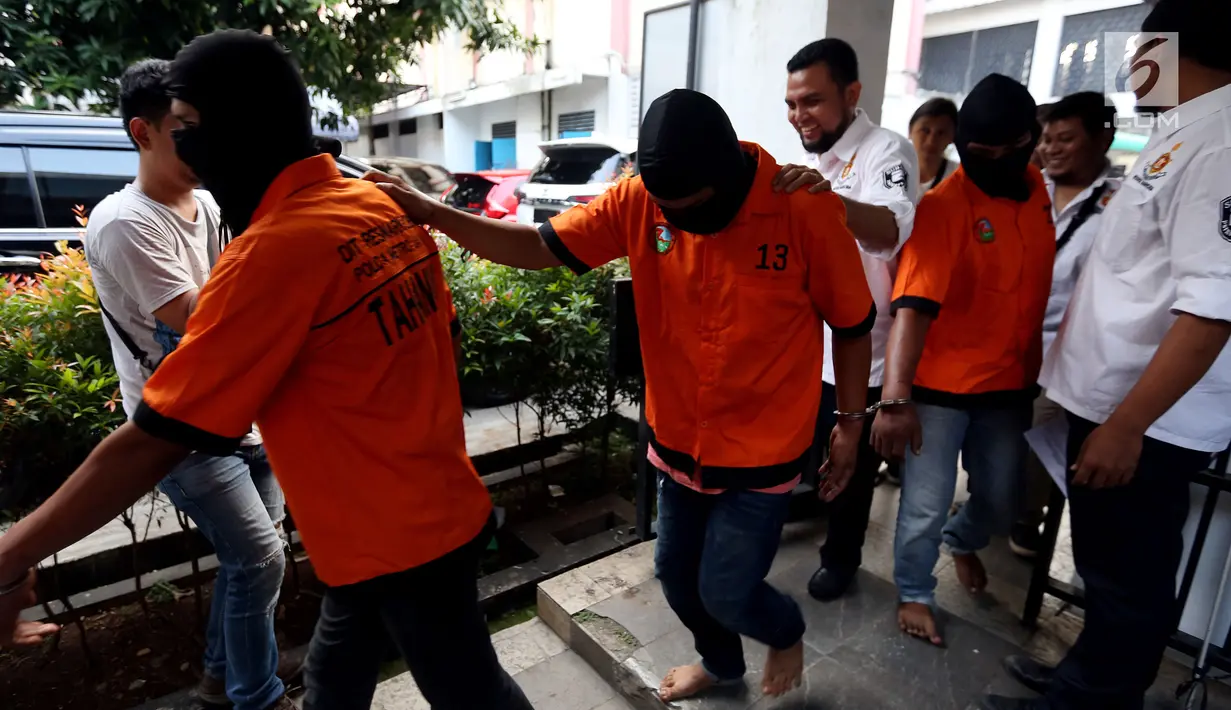 Petugas menggiring tersangka kasus peredaran narkoba jenis sabu usai jumpa pers di Polda Metro Jaya, Minggu (8/10). Direktorat Reserse Narkoba Polda Metro Jaya berhasil mengungkap jaringan peredaran sabu seberat 20,4 kilogram. (Liputan6.com/Johan Tallo)