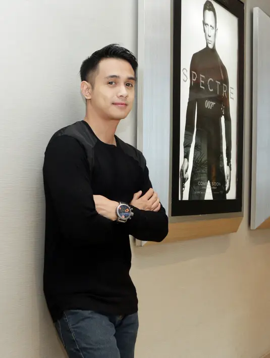 Ajun Perwira bersikap hati-hati saat berperan di film yang bergenre horor. Agar tidak berpengaruh pada perannya, Ajun menyempatkan waktu berjalan-jalan di sekitar Malaysia, lokasi syuting film Kastil Tua. (Wimbarsana/Bintang.com)