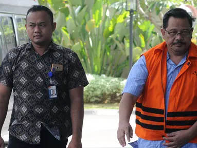 Tersangka Kepala Dinas Pekerjaan Umum (PU) Kabupaten Tulungagung Sutrisno (kanan) tiba di Gedung KPK, Jakarta, Jumat (3/8). Kedatangan Sutrisno untuk menandatangani berkas P21. (Merdeka.com/Dwi Narwoko)