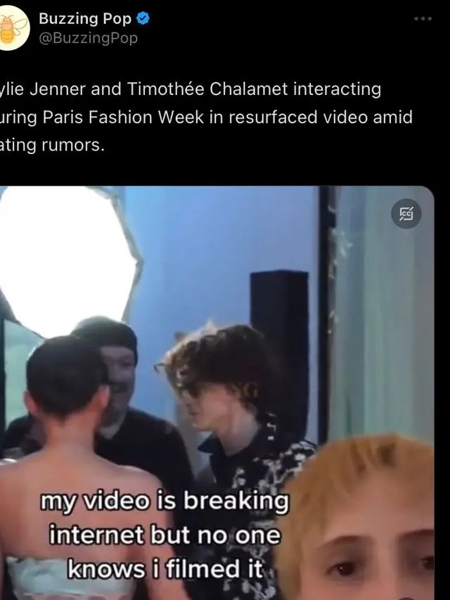 Timothee Chalamet dan Kylie Jenner berinteraksi di Paris Fashion Week.
