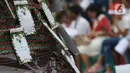 Tulisan pesan dan harapan terpasang di pohon Natal saat jemaat GKI Yasmin Bogor dan HKBP Filadelfia Bekasi melaksanakan misa Natal di Simpang Barat Laut Monas atau depan Istana Negara, Jakarta, Rabu (25/12/2019). Ini adalah misa natal kedelapan yang digelar. (Liputan6.com/Helmi Fithriansyah)