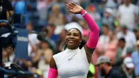 Petenis AS, Serena Williams, melambai ke arah penonton setelah mengalahkan Yaroslava Shvedova dari Kazakstan pada babak keempat AS Terbuka 2016, Senin (5/9/2016). (US Open)