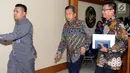 Ketua BPK Moermahadi Soerja Djanegara (tengah) bersama Ketua Pansus Angket KPK, Agun Gunanjar jelang Rapat Koordinasi di Gedung BPK RI, Jakarta, Selasa (4/7). Pertemuan tersebut berlangsung tertutup. (Liputan6.com/Helmi Fithriansyah)