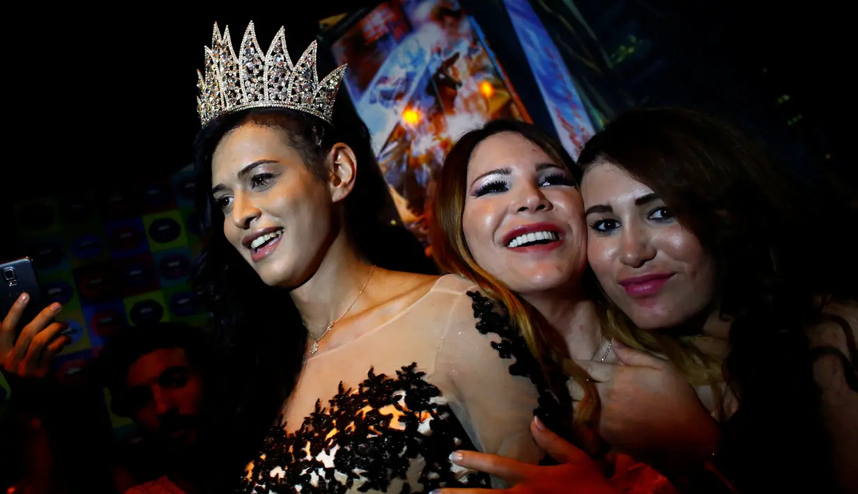 Rosalinda Peres berpose dengan rekannya setelah memenangkan Angel of Turkey, Kamis (26/5/2016). Angel of Turkey adalah kontes kecantikan yang dikhususkan untuk transgender/transeksual di Turki. (Reuters/ Murad Sezer)  