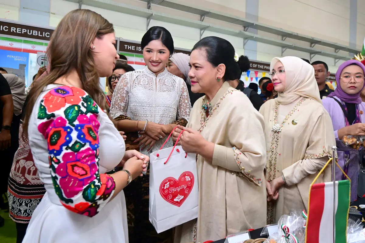 Gaya Manis Tapi Mahal Erina Gudono Temani Ibu Mertua Iriana Jokowi Kunjungan, Kenakan Atasan Putih dan Tas Chanel Ratusan Juta