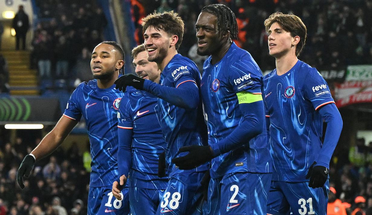 Pemain Chelsea merayakan gol yang dicetak oleh Marc Guiu ke gawang Shamrock Rovers pada laga lanjutan UEFA Conference League di Stamford Bridge, London, Inggris, Jumat (20/12/2024) WIB. (AFP/Justin Tallis)