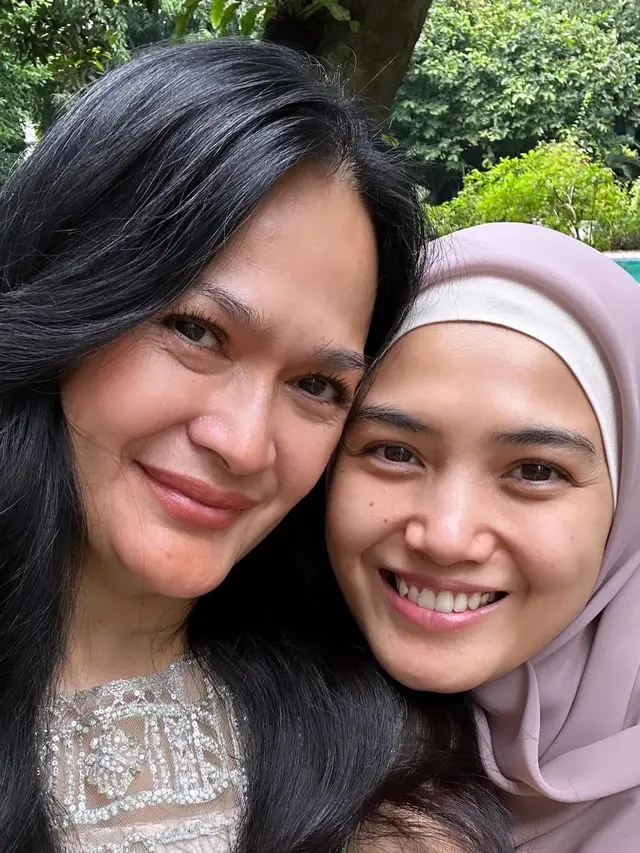 Donna Harun dengan Herfiza Novianti
