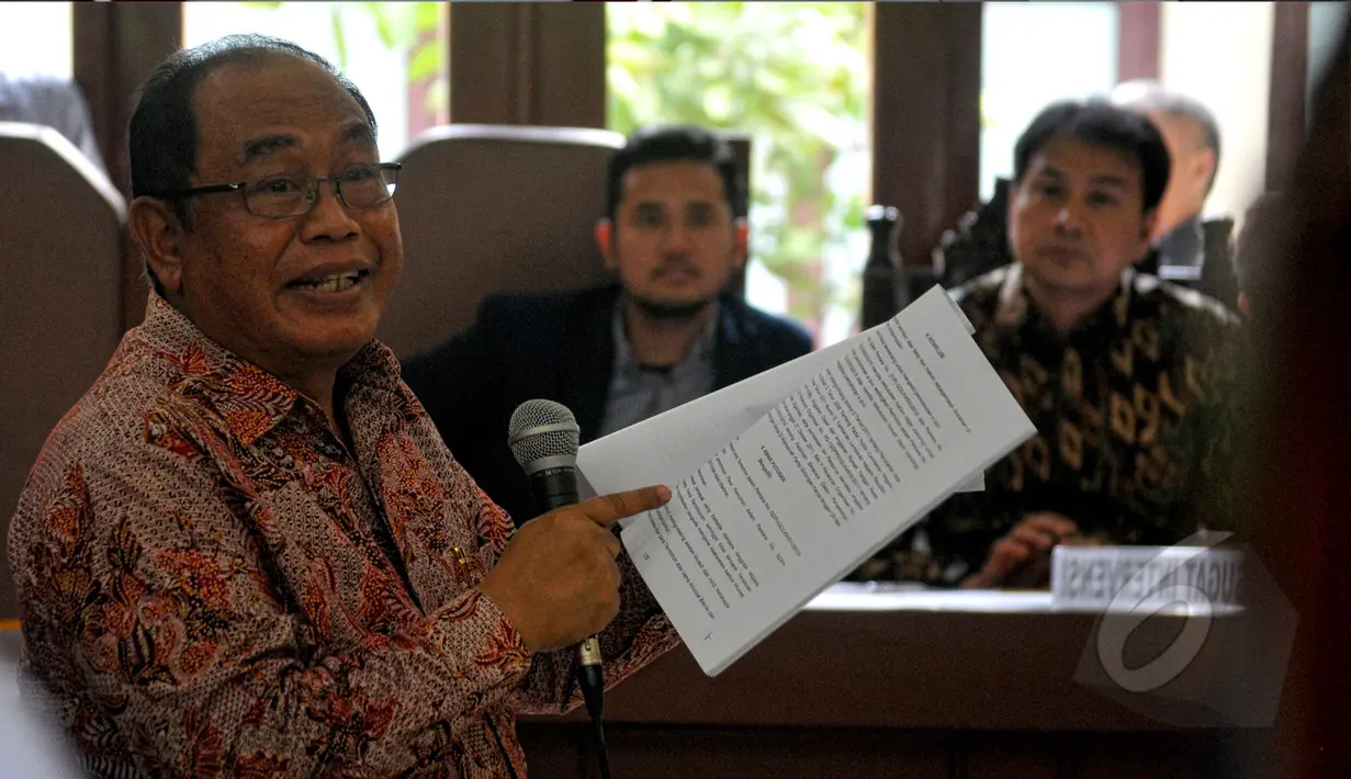 Mantan Panitera Mahkamah Konstitusi, Zainal Arifin Husein menjadi saksi ahli dalam sidang kasus sengketa Partai Golkar di Pengadilan Negeri Tata Usaha Negara (PTUN) Jakarta Timur, Senin (4/5/2015). (Liputan6.com/Yoppy Renato) 