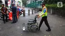 Guna meningkatkan pelayanan kepada masyarakat, KAI Commuter Line telah menyediakan fasilitas dan bantuan khusus untuk calon penumpang lanjut usia. (Liputan6.com/Angga Yuniar)