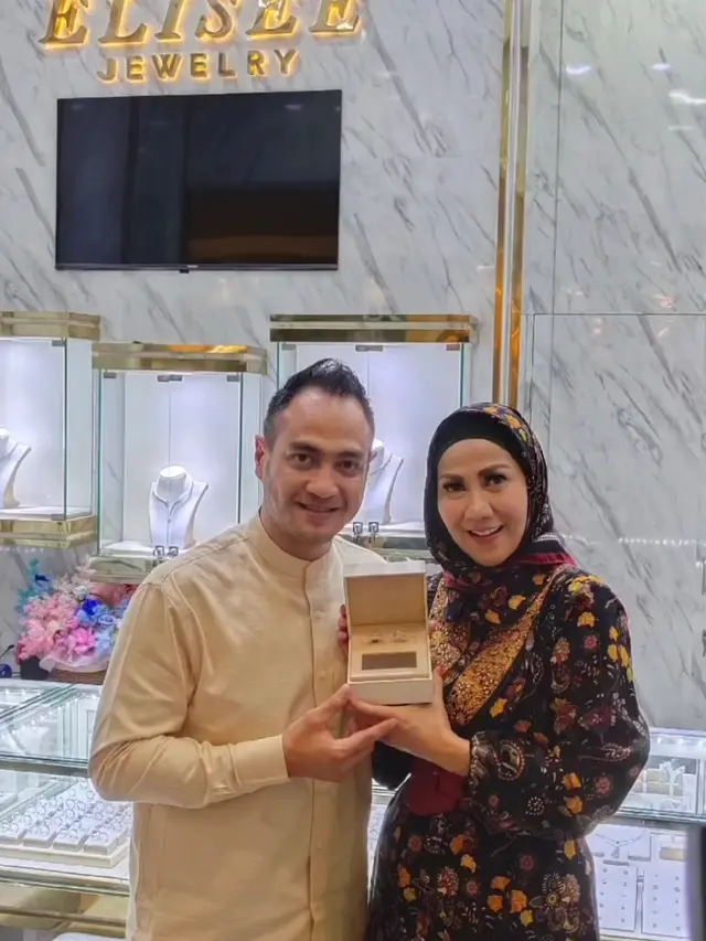 6 Potret Detail Cincin Pernikahan Venna Melinda, Mewah Berlapis Berlian