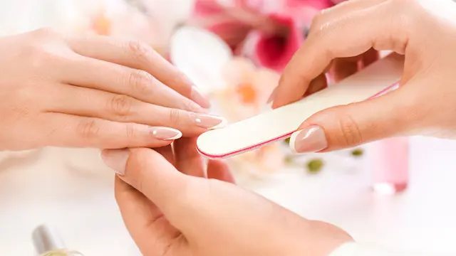 Tips Memakai Kuku Akrilik Bagi Pemula