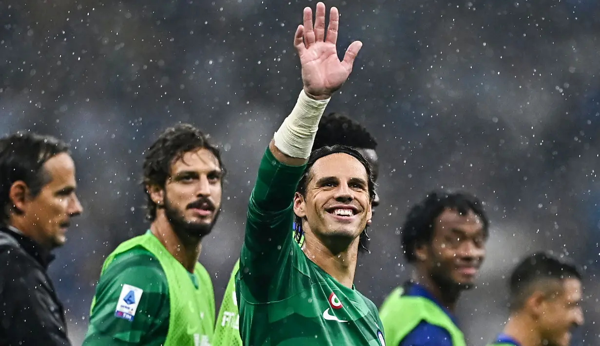 Yann Sommer yang baru didatangkan Inter Milan dari Bayern Munchen pada awal musim 2023/2024 langsung menyegel posisi kiper utama menggantikan Andre Onana yang hengkang ke Manchester United. Hingga pekan ke-18 Serie A 2023/2024, ia selalu tampil 90 menit penuh dalam 18 laga Inter Milan dengan raihan 12 kali clean sheet dan hanya kebobolan 8 gol. Inter Milan pun dibawanya menempati posisi puncak klasemen sementara. (AFP/Gabriel Bouys)