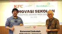 J.D. Juwono selaku Direktur PT Fast Food Indonesia Tbk menyerahkan donasi kepada Yayasan Benih Baik yang diwakili Andi F. Noya selalu Founder & CEO BenihBaik.com (Doc: PT Fast Food Indonesia Tbk)