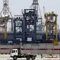 Suasana bongkar muat di Jakarta International Countainer Terminal (JICT) di Tanjung Priok, Jakarta, Kamis (3/8). Suasana sepi ini disebabkan Aksi Mogok kerja ratusan Pekerja PT Jakarta International Countainer Terminal (JICT). (Liputan6.com/Johan Tallo)