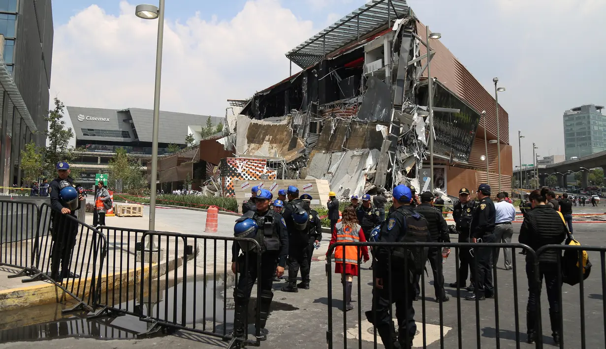Pusat perbelanjaan Mal Artz Pedregal yang baru dibuka roboh di Mexico City, Meksiko, Kamis (12/7). Tidak ada korban jiwa dalam peristiwa yang diduga karena kegagalan konstruksi tersebut. (AP Photo/Anthony Vazquez)Pusat perbelanjaan Artz Pedregal yang baru
