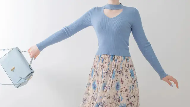 10 Inspirasi Outfit Vintage Perempuan 90an yang Cocok Banget Buat OOTD Instagramable