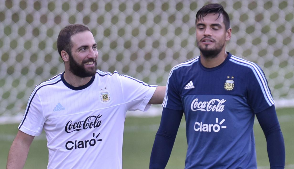 Gonzalo Higuain (kiri) dan kiper Sergio Romero terlihat menikmati sesi latihan sebelum laga kualifikasi Piala Dunia 2018 melawan Brasil di Atletico MG Training Center, Vespasiano, Minas Gerais, Brasil, (8/11/2016). (AFP/Douglas Magno)