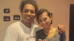 Saat momen ulang tahun Indah Permatasari, Arie Kriting memberikan kejutan sederhana berupa kue tart dengan lilin angka 24. Indah yang tampil apa adanya tanpa makeup ini terlihat sumringah dengan kejutan dari sang suami. Kebahagiaan keduanya yang sederhana ini malah bikin baper netizen. (Liputan6.com/IG/arie_kriting)