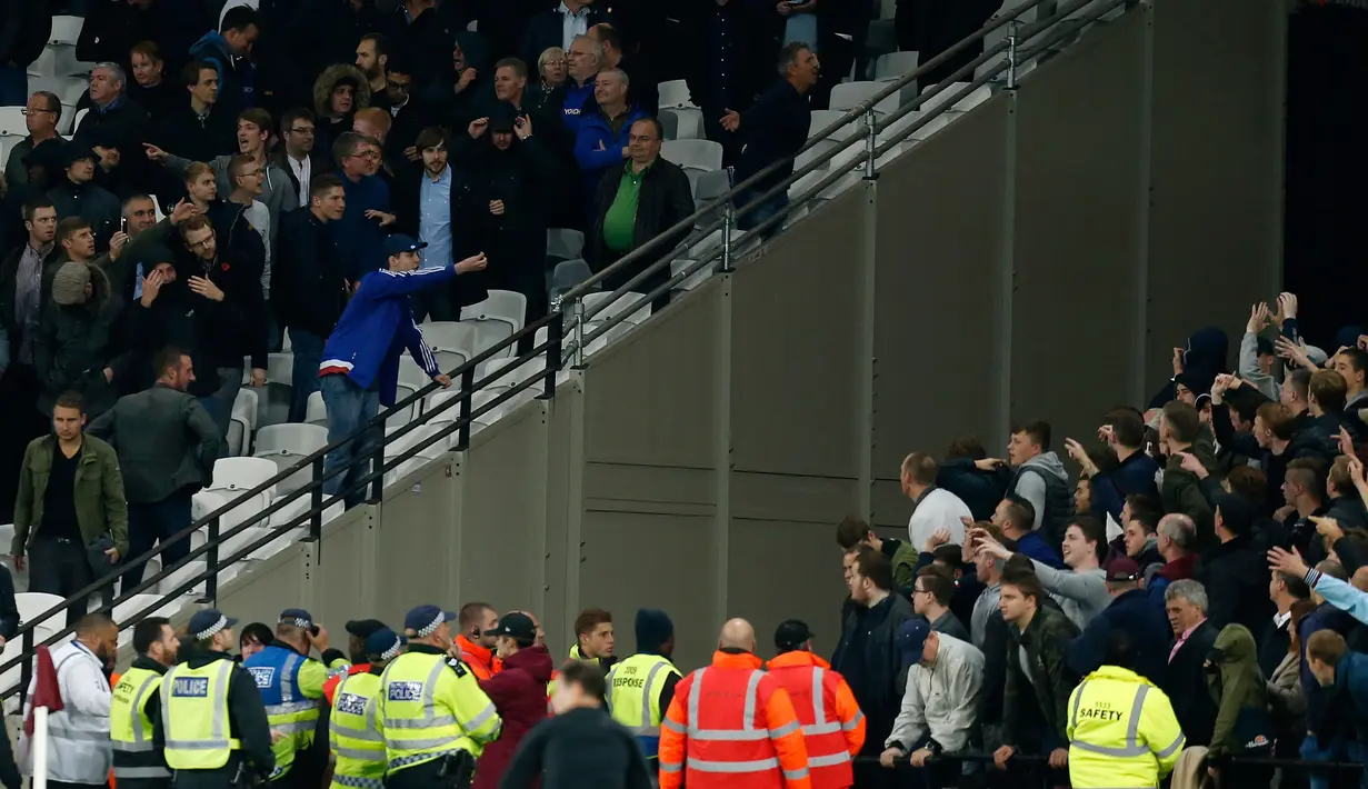 Suasana saat keributan yang terjadi antar para pendukung sepak bola Westham United dan Chelsea saat pertandingan Piala Liga Inggris (EFL Cup) di kandang West Ham, London, Inggris (26/10). (AFP/Ian Kington)