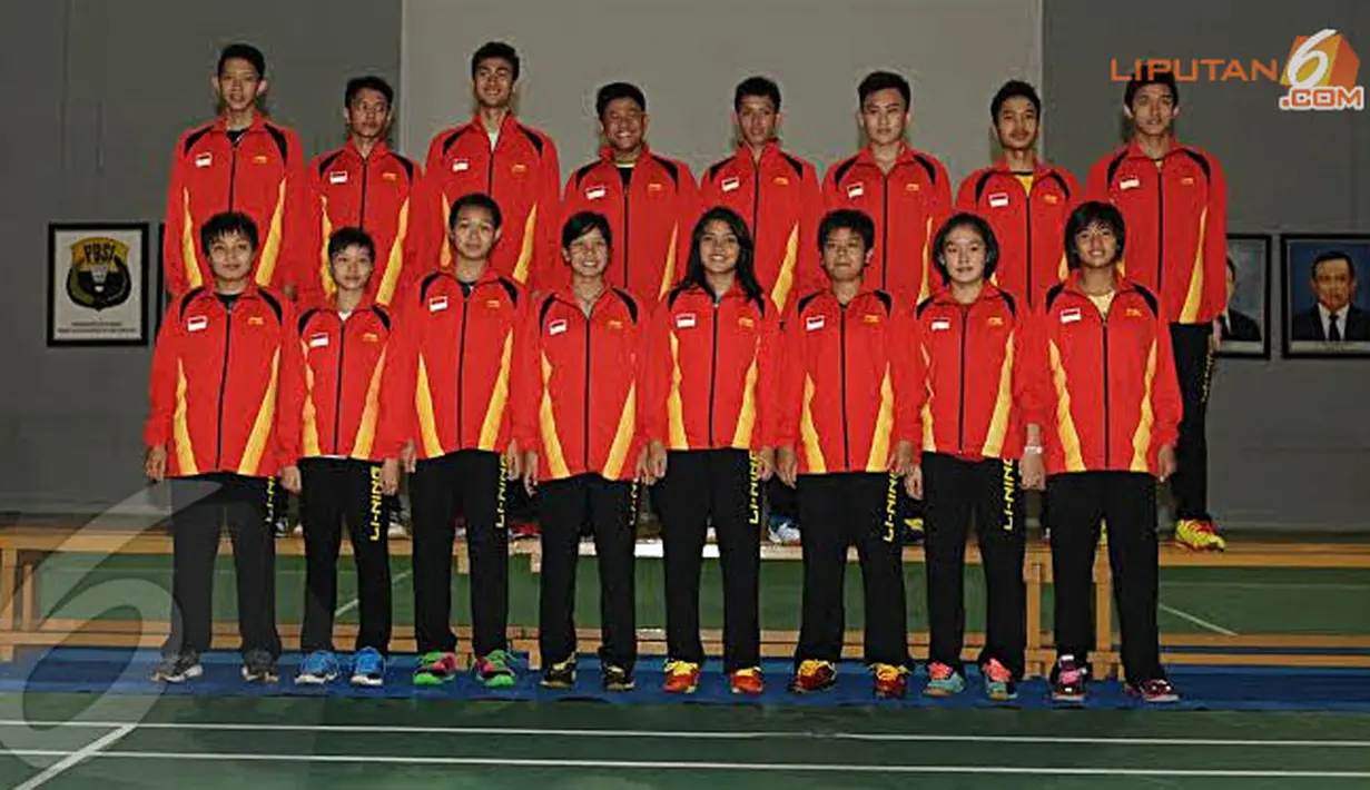 Para pebulutangkis muda Indonesia yang akan berlaga di ajang Asia Junior Championship 2014 melakukan sesi foto jelang upacara pelepasan di Pelatnas PBSI (Liputan6.com/Helmi Fithriansyah).