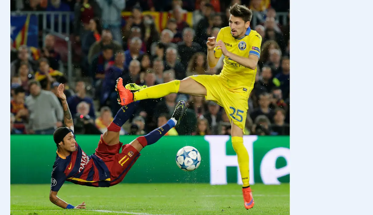 Pemain Barcelona, Neymar (kiri) berebut bola dengan pemain BATE Borisov, Filip Mladenovic, dalam laga Grup E Liga Champions yang berlangsung di Stadion Camp Nou, Barcelona, Kamis (5/11/2015) dini hari WIB. (AFP Photo/Pau Barrena)