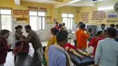 <p>Penduduk lain mengatakan, mereka takut pergi keluar setelah tengah hari. Rumah sakit terbesar di Distrik Ballia di Uttar Pradesh tidak mampu menampung pasien. (AP Photo/Rajesh Kumar Singh)</p>