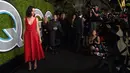 Fotografer mengambil gambar Gal Gadot setibanya pada perayaan GQ Man of the Year Awards di Los Angeles, 7 Desember 2017. Gaun klasik dengan sentuhan modern itu hadir dengan belahan di depan dan celana pendek di baliknya. (MICHAEL KOVAC/GETTY IMAGES/AFP)
