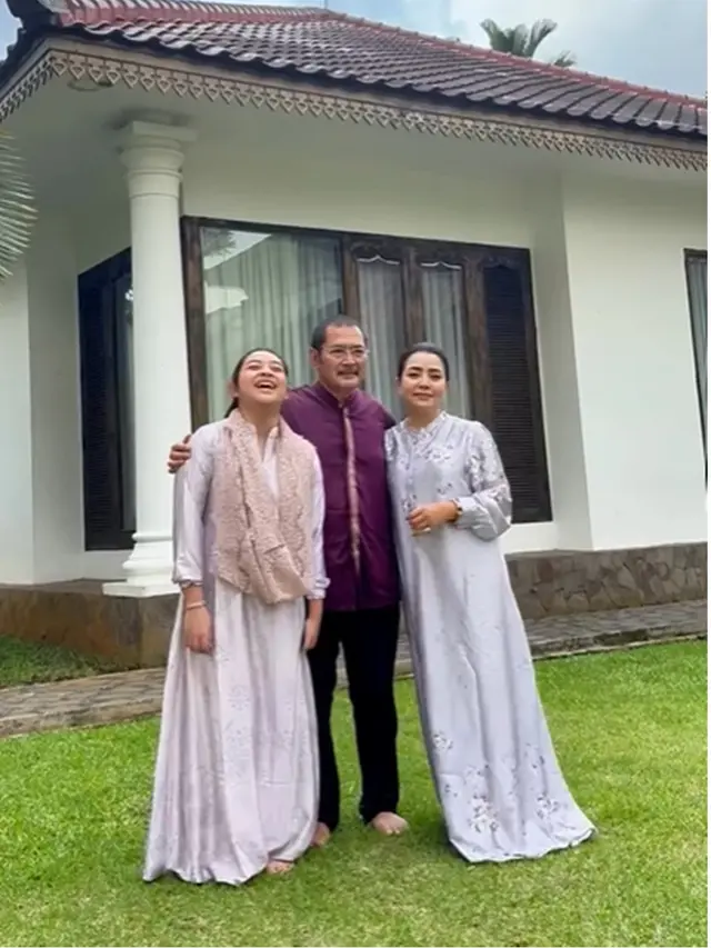 Model Gamis Mayangsari di Momen Pengajian 1000 Hari Sang Ibunda, Tampil Anggun