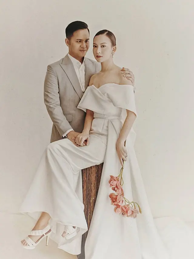 6 Potret Prewedding Karina Nadila Berkonsep Serba Putih, Tampil Elegan