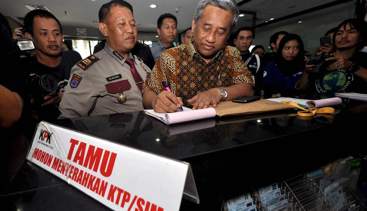 M Nuh mengaku memiliki harta sekitar Rp 4 miliar-Rp 5 miliar ketika melaporkan LHKPN usai menjabat mendikbud pada era Presiden SBY, Jakarta, Selasa (9/12/2014). (Liputan6.com/Miftahul Hayat)