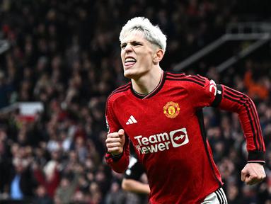 Alejandro Garnacho memborong dua gol dan menjadi bintang kemenangan saat Manchester United melumat West Ham United pada pekan ke-23 EPL 2023/2024. Pada laga yang digelar di Old Trafford ini, The Red Devils sukses menaklukkan The Hammers dengan skor 3-0. (AFP/Paul Ellis)