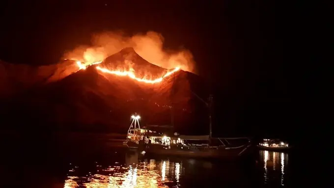 [Bintang] Begini Indahnya Pesona Gili Lawa Sebelum Terbakar