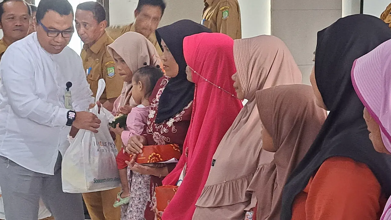 Jelang Nataru, Pengelola Bandara Soetta Beri 3.000 Paket Sembako ke Masyarakat Tak Mampu