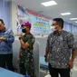Wakil Ketua Komisi VI DPR Martin Manurung mengapresiasi tempat Isolasi Terpusat (Isoter) Rumah Oksigen di kawasan industri SIER. (Dian Kurniawan/Liputan6.com)
