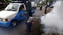 Petugas melakukan pengasapan (fogging) untuk memutus siklus hidup nyamuk aedes aegypti di Jalan Delima Raya, Jakarta Barat, Selasa (30/4/2019). Pengasapan itu untuk mencegah penyebaran wabah penyakit Demam Berdarah Dengue (DBD) saat musim hujan mulai terjadi di Jakarta. (Liputan6.com/Johan Tallo)