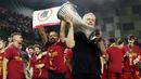 AS Roma menjadi klub teranyar yang berhasil dibawa Jose Mourinho meraih trofi. The Special One sukses membawa AS Roma mendapatkan trofi Europa Conference League, yang termasuk trofi mayor Eropa pertama sepanjang sejarah klub Ibu Kota Italia itu. (AFP/Gent Shkullaku)