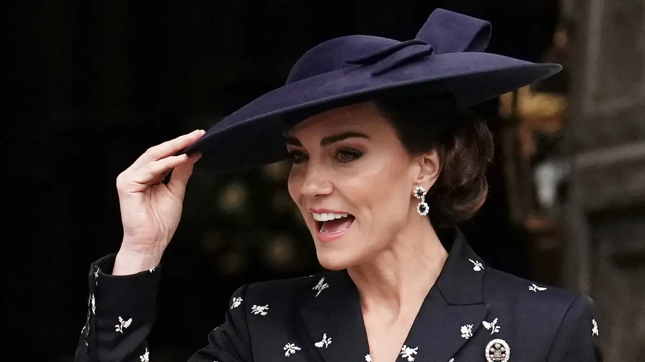 Tampilan Elegan Kate Middleton di Commonwealth Day Service, Pakai Bros Hadiah Raja Charles III