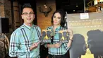 Pasangan Andhika Pratama dan Ussy Sulistyawati merilis buku biografi mereka berjudul "Bukan Cinta Cinderella" di Lippo Mall Kemang, Jakarta, Jumat (22/5). Buku tersebut menceritakan tentang perjalanan cinta mereka. (Liputan6.com/Panji Diksana)