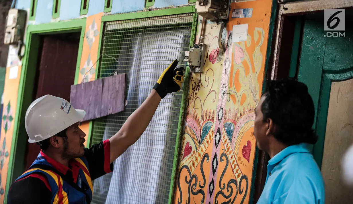 Petugas PLN melakukan pengecekan instalasi jaringan listrik di permukiman padat penduduk kawasan Tambora, Jakarta, Kamis (22/8/2019). Kegiatan tersebut dilakukan sebagai bentuk kepedulian PLN dalam mengajak warga untuk memperhatikan instalasi kelistrikan yang aman. (Liputan6.com/Faizal Fanani)