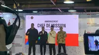 Komite Olimpiade Indonesia (KOI) resmi menunjuk Ketum Akuatik Indonesia Anindya Bakrie (kedua dari kiri) sebagai CdM Olimpiade Paris 2024 untuk Indonesia. (Liputan6.com/Melinda Indrasari)