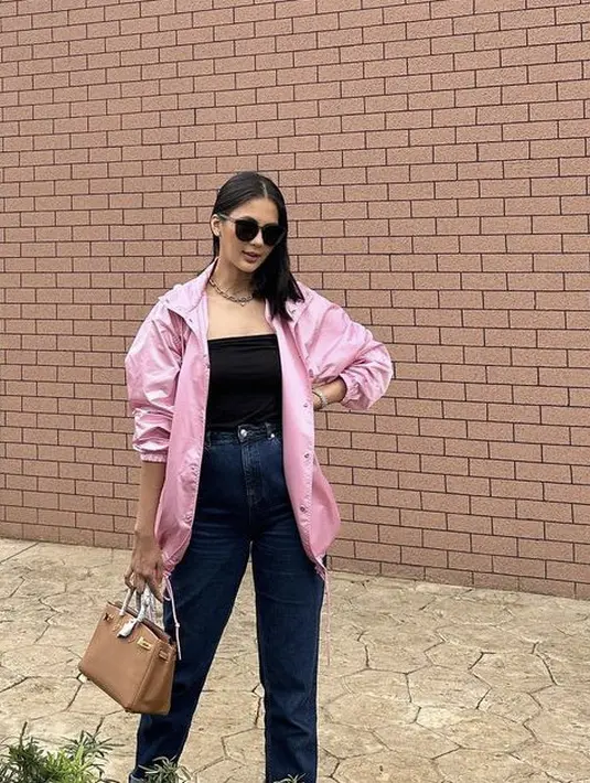 <p>Paula tampil chic dengan jaket pink lengkap dengan inner hitam, dipadu celana denimnya.</p>