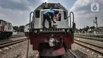 Petugas saat perawatan rutin lokomotif di Depo Kereta Cipinang, Jakarta, Kamis (29/4/2021). Depo Kereta Cipinang merupakan fasilitas perawatan kereta terbesar di Indonesia yang berfungsi sebagai tempat pemantauan kelayakan lokomotif dan gerbong sebelum beroperasi. (merdeka.com/Iqbal S. Nugroho)