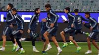 Para pemain Argentina melakoni sesi latihan di Melbourne, Kamis (8/6/2017). Argentina akan bersua Brasil pada partai persahabatan internasional, petang ini WIB. (AFP/Saeed Khan)