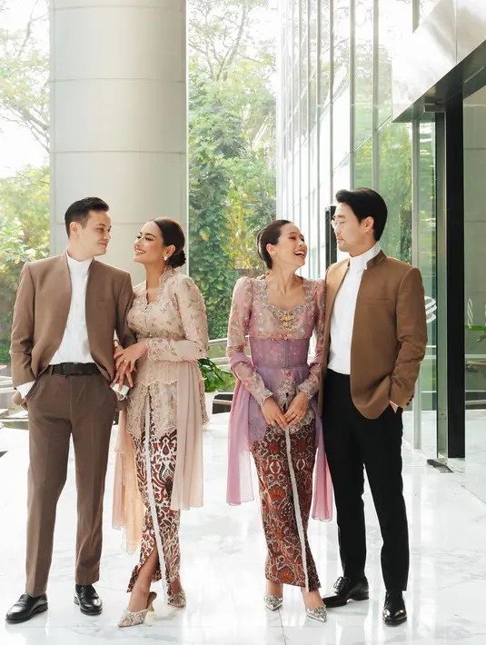 Sang suami tampil gagah dengan inner putih berkerah tinggi dibalut dengan jas cokelat dan celana panjang hitam. [Foto: Instagram/maudyayunda]