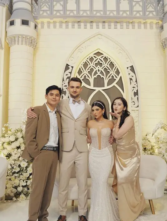 Begitupun dengan Ranty Maria yang didapuk menjadi bridesmaid. Ia memilih mengenakan gaun panjang model one shoulder dengan warna gold. [@rantymaria]