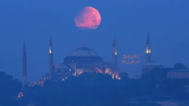 FOTO: Fenomena Gerhana Bulan Total Blood Moon di Berbagai Negara