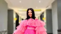 Sang Diva Titi DJ tampil ekstra dengan ruffle cape dress perpaduan warna pink yang energik dan eklektik [Instagram @teamtitidj]